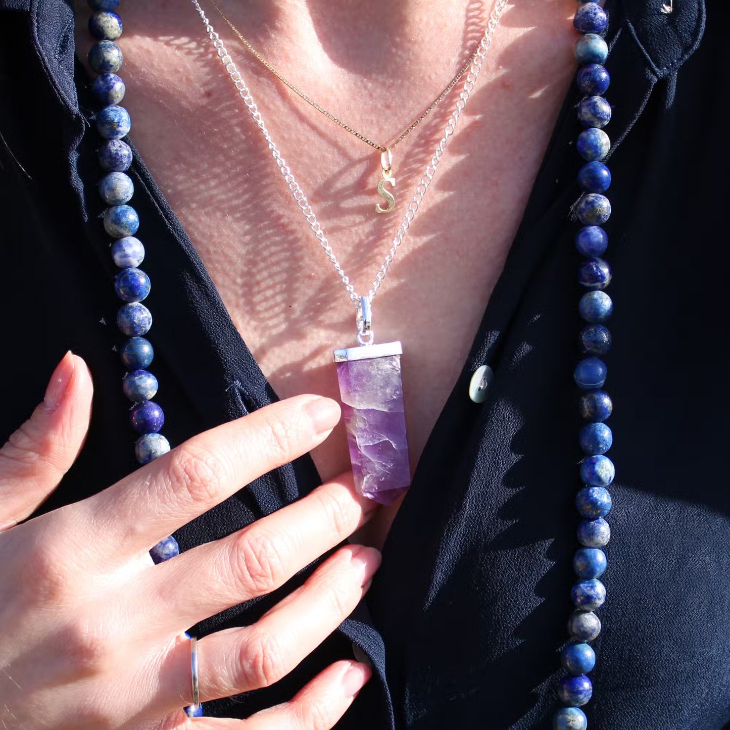 Indische Edelsteinkette Flacher Stiftanhänger Amethyst – am Dekolleté getragen
