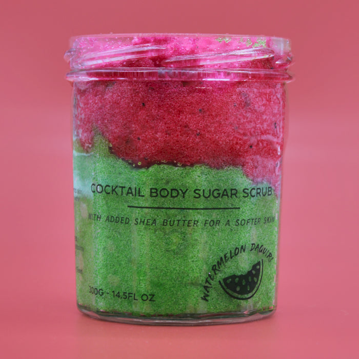 Zuckerkörperpeeling mit Wassermelonen-Daiquiri-Duft, Peeling-Kristalle in rosa und grüner Farbgebung, in durchsichtigem Behälter abgebildet ohne den dazugehörigen Deckel.