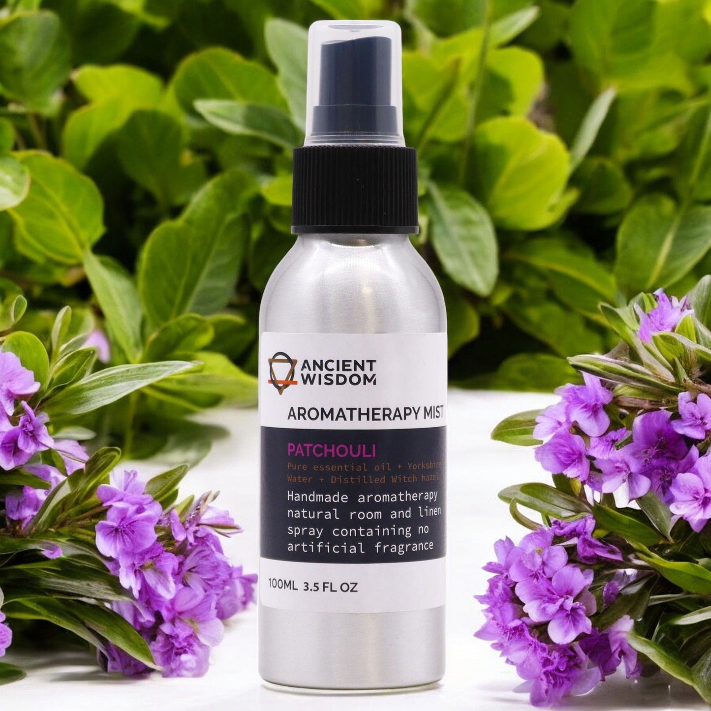 Aromatherapie Raumspray Patchouli – Stimmungsbild mit Blüten