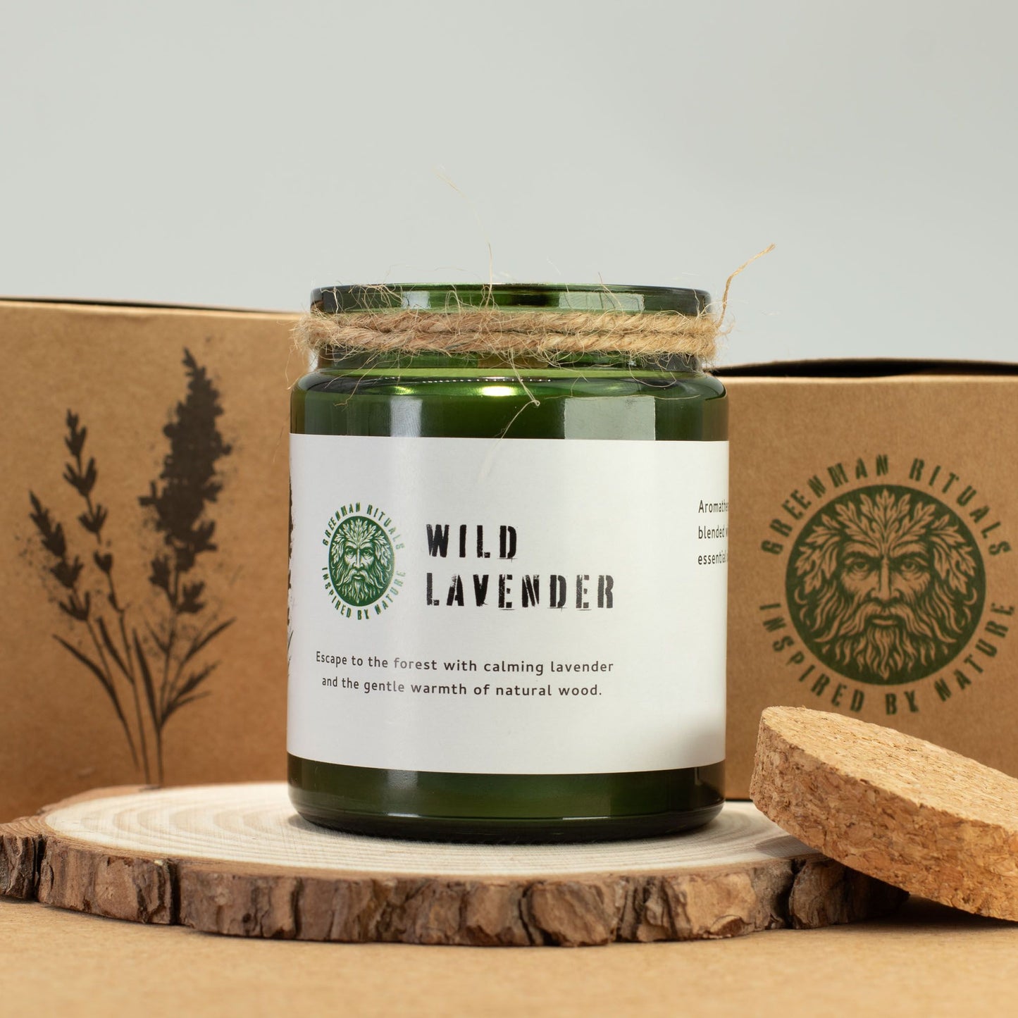 Greenman Woodwick Duftkerze Wilder Lavendel – auf Baumscheibe arrangiert mit Korkdeckel und Verpackung