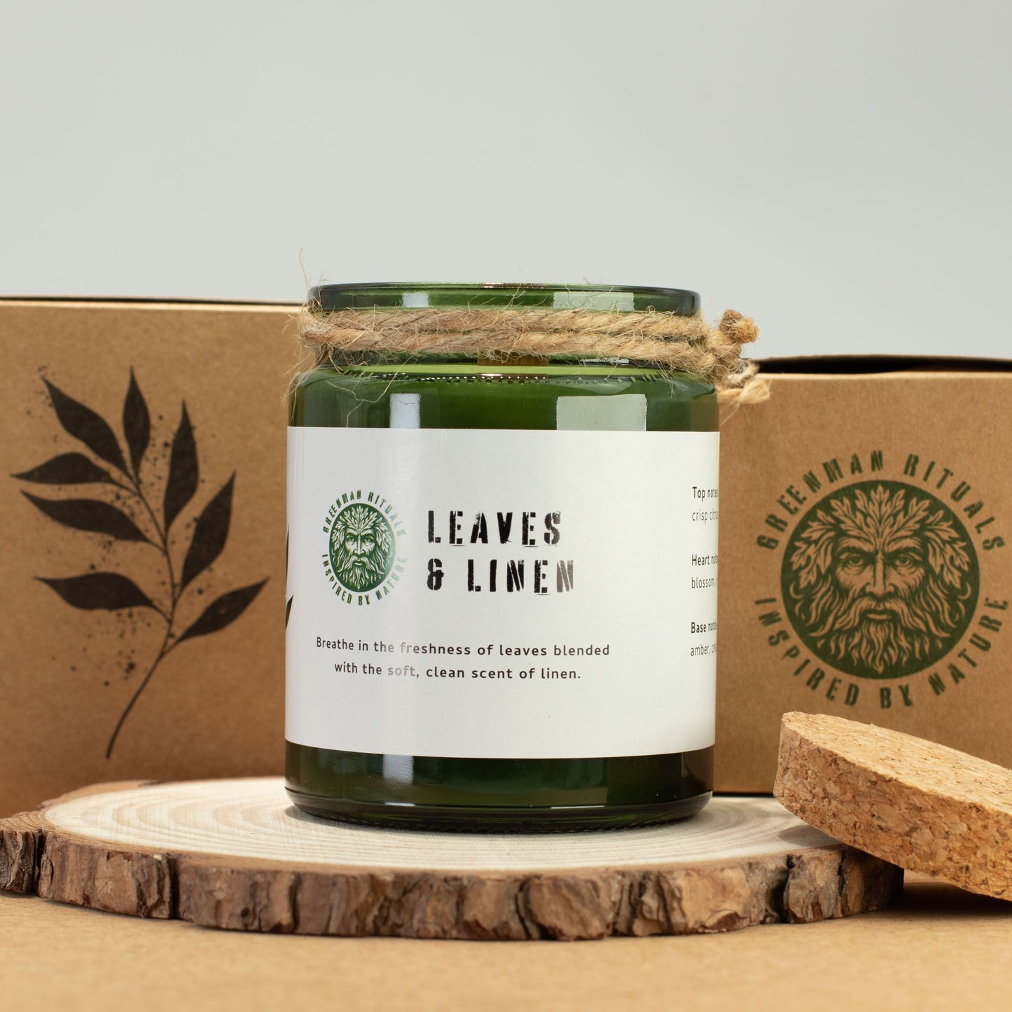 Greenman Woodwick Duftkerze Blätter und Leinen – auf Baumscheibe arrangiert mit Korkdeckel und Verpackung