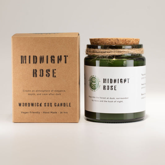 Greenman Woodwick Duftkerze Mitternachtsrose – Verpackung und Produkt, Frontansicht