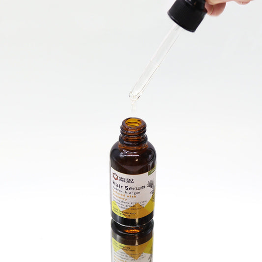 Haarserum Rosmarin – Glasflasche mit Tropfer darüber gehalten