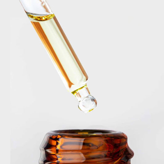 Hyaluron & B5 Gesichtsserum – Tropfpipette über Glasflasche
