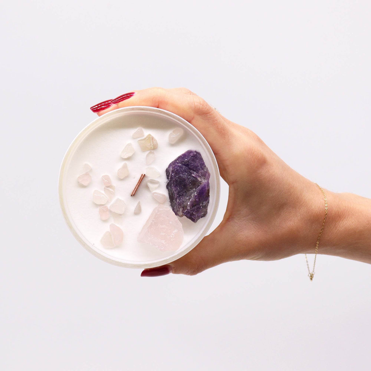 Chakrakerze Drittes Auge mit Amethyst und Rosenquarz – Frontansicht in der Hand gehalten