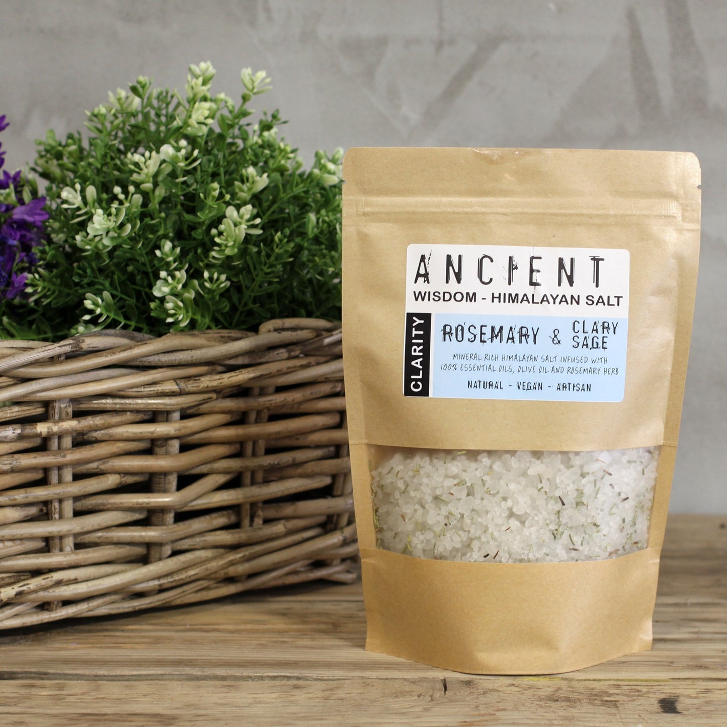 Himalaya Aromatherapie Badesalz Klarheit – auf Holztisch mit Grünpflanze arrangiert