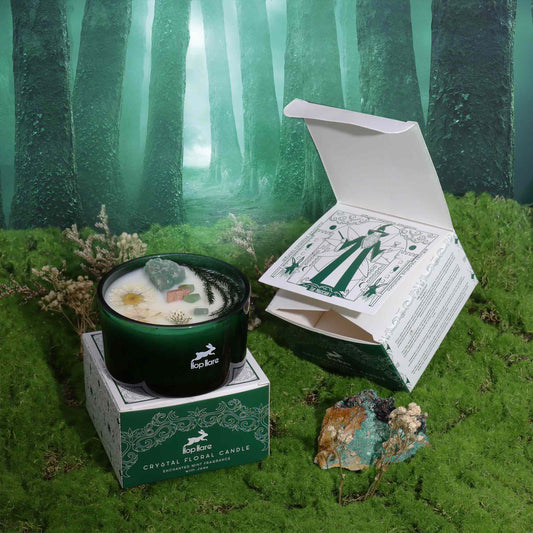 Hop Hare Ritualkerze Der Magier – Kerze und Verpackung thematisch arrangiert