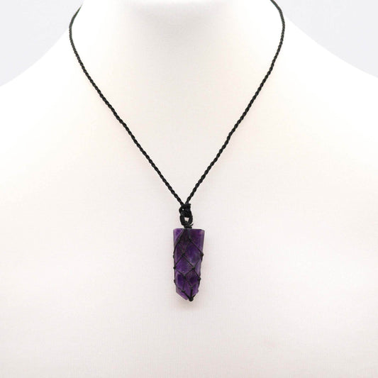 Halskette mit Amethyst-Anhänger – am Dekolleté getragen