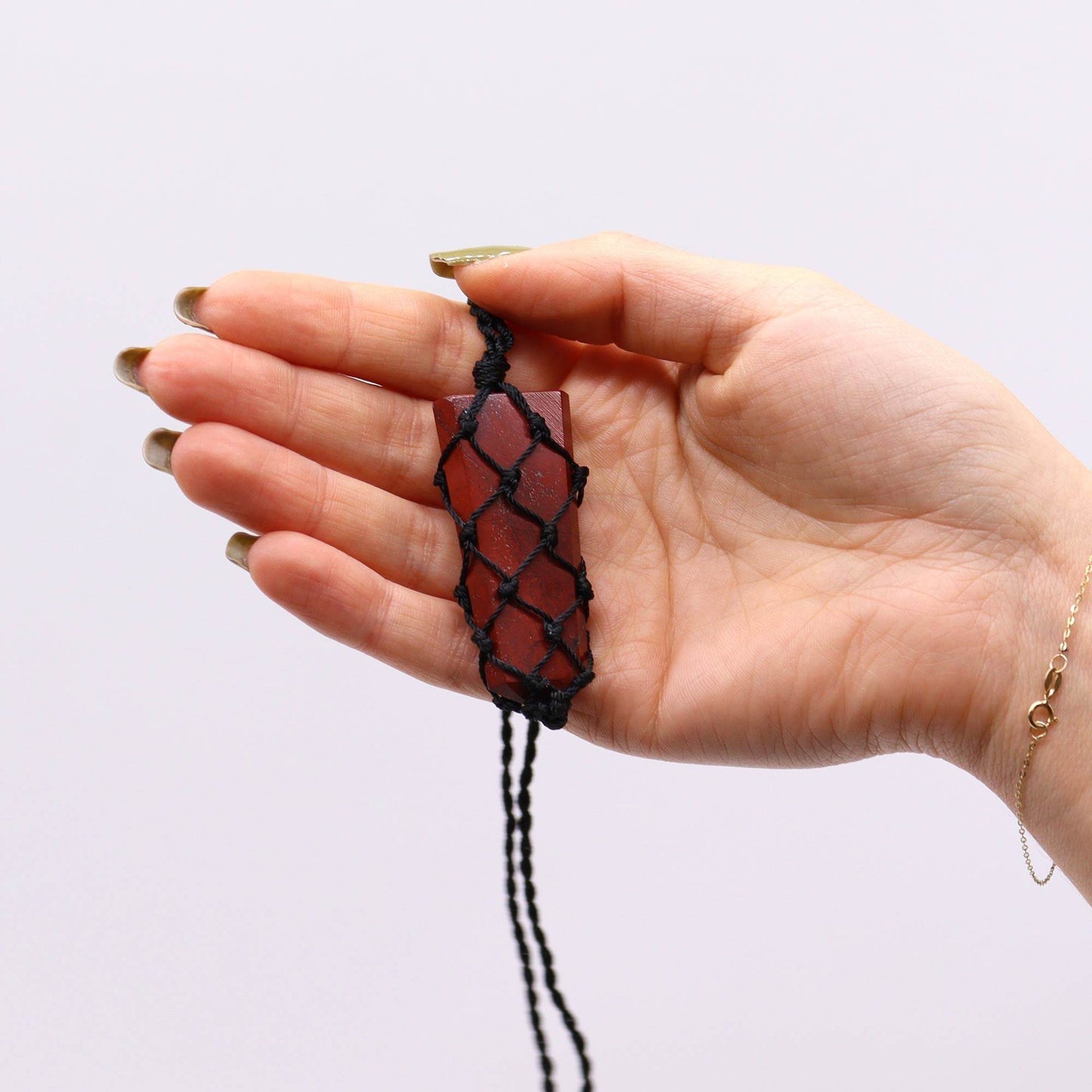Halskette mit Roter-Jaspis-Anhänger – in der Hand gehalten