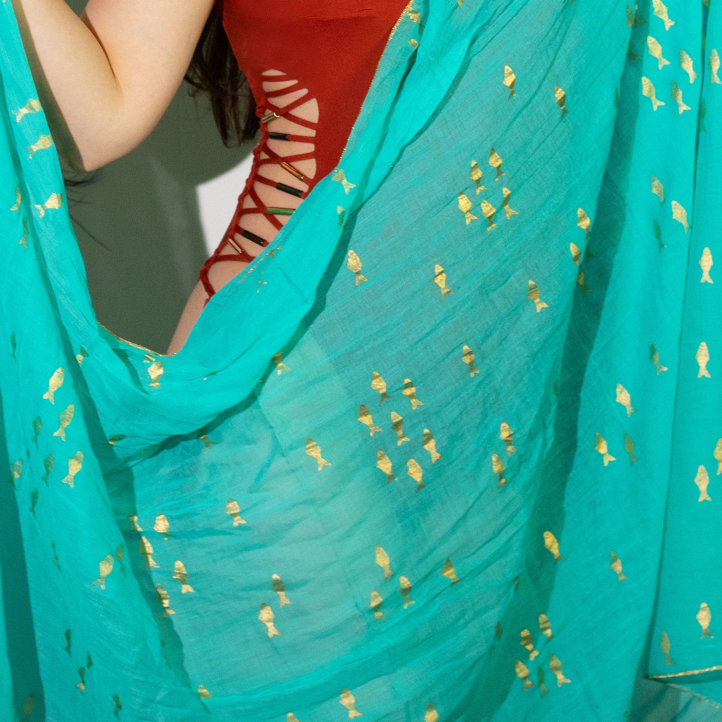 NOMAD SARI ON THE MED - Pareo/Sarong/Schal/Wickeltuch – ca. 180 x 110 cm - handbemalt Goldfisch türkis-gold