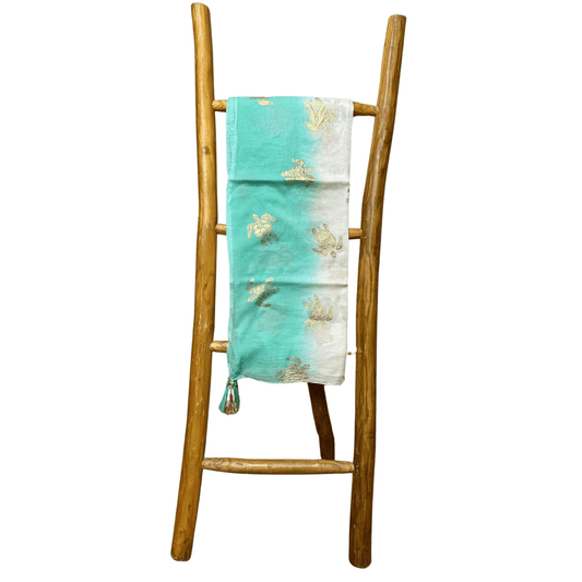 NOMAD SARI ON THE MED - Pareo/Sarong/Schal/Wickeltuch – ca. 180 x 110 cm - handbemalt Schildkröte türkis-weiß-gold - Wickeltuch - Hauttempel