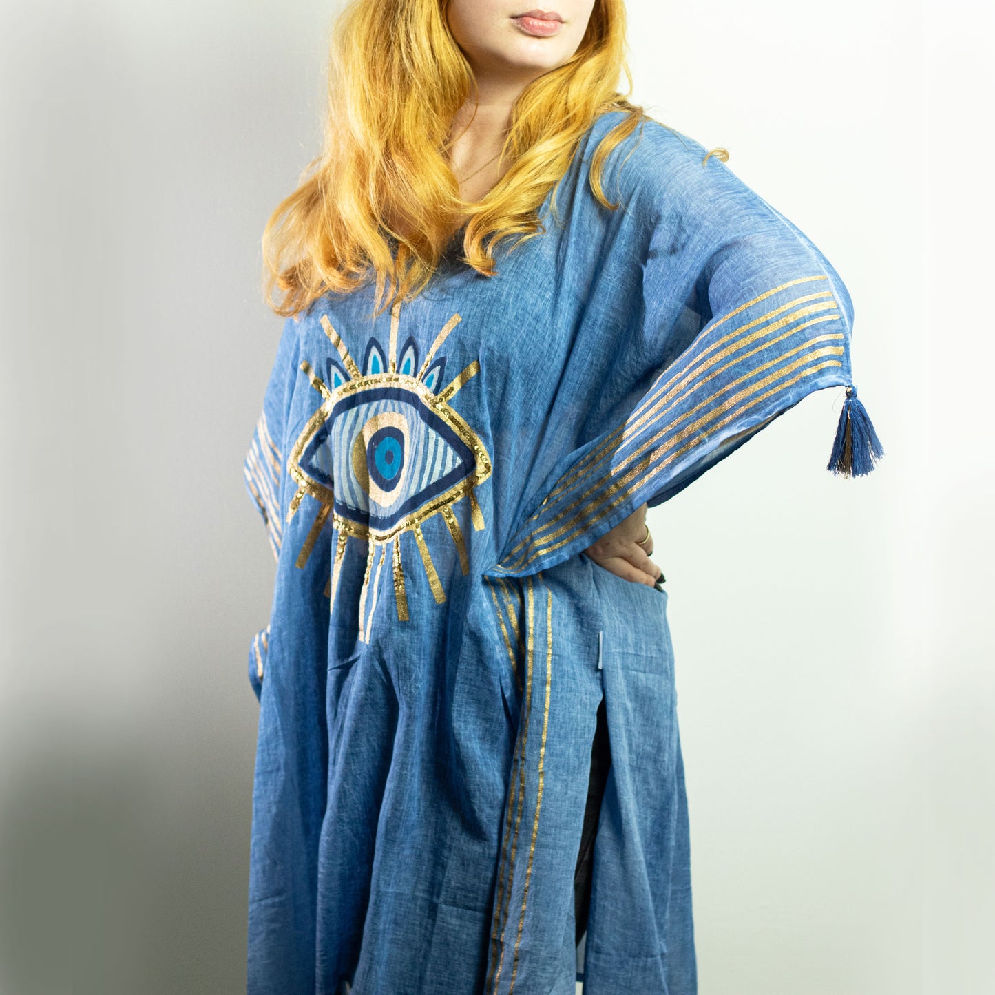 NOMAD SARI ON THE MED - Tunika/Kaftan – Einheitsgröße - handbemalt - Evil Eye (Böser Blick) blau-gold