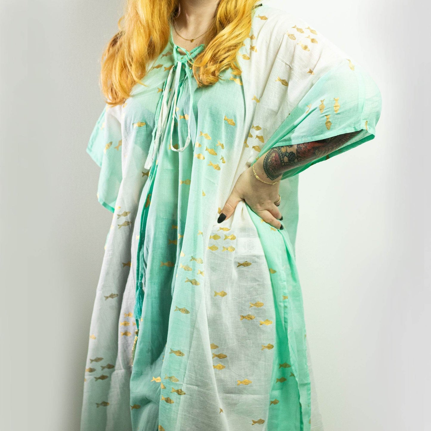 NOMAD SARI ON THE MED - Tunika/Kaftan – Einheitsgröße - handbemalt - Goldfisch türkis weiß gold - Tunika - Hauttempel