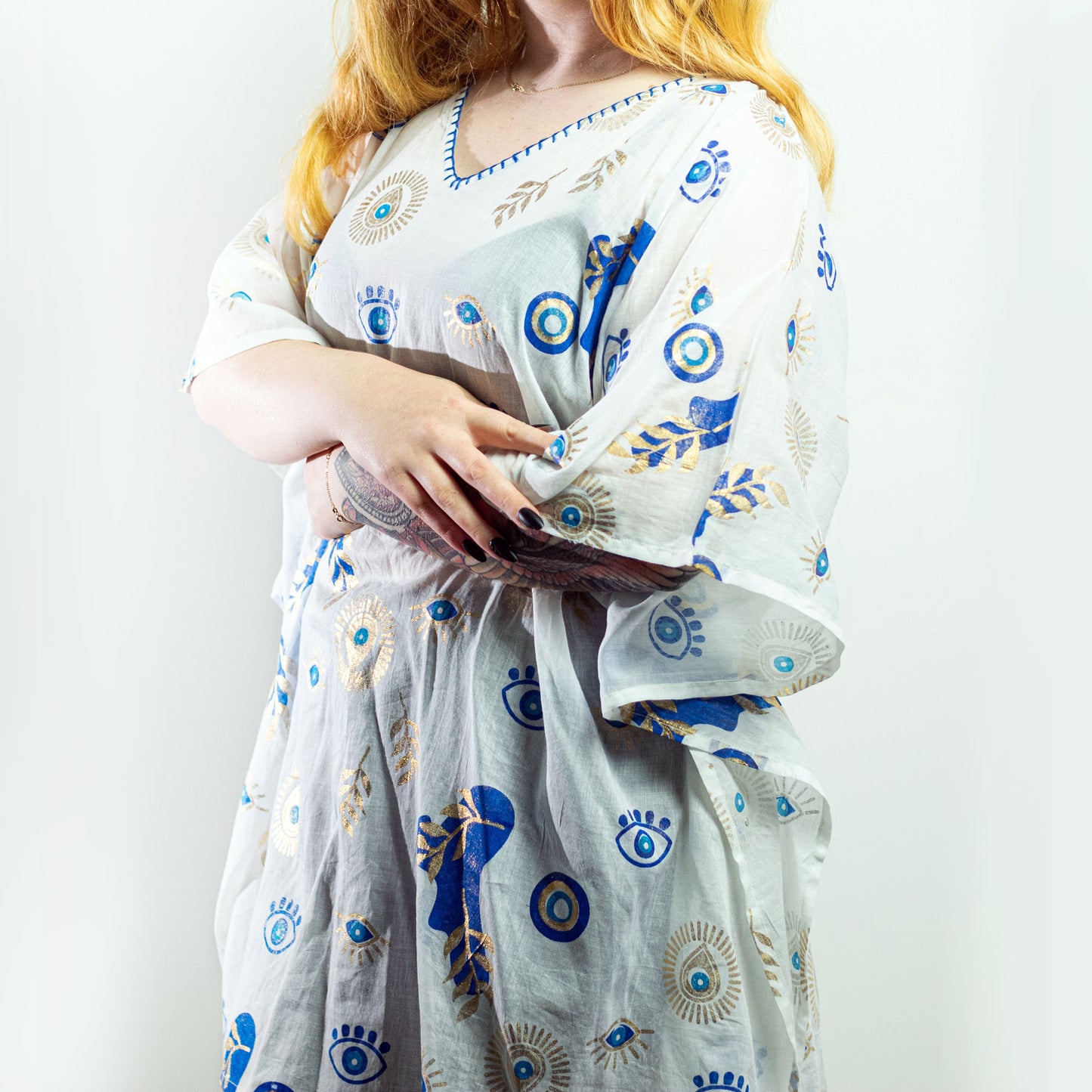 NOMAD SARI ON THE MED - Tunika/Kaftan – Einheitsgröße - handbemalt - Evil Eye (Böser Blick) weiß blau gold