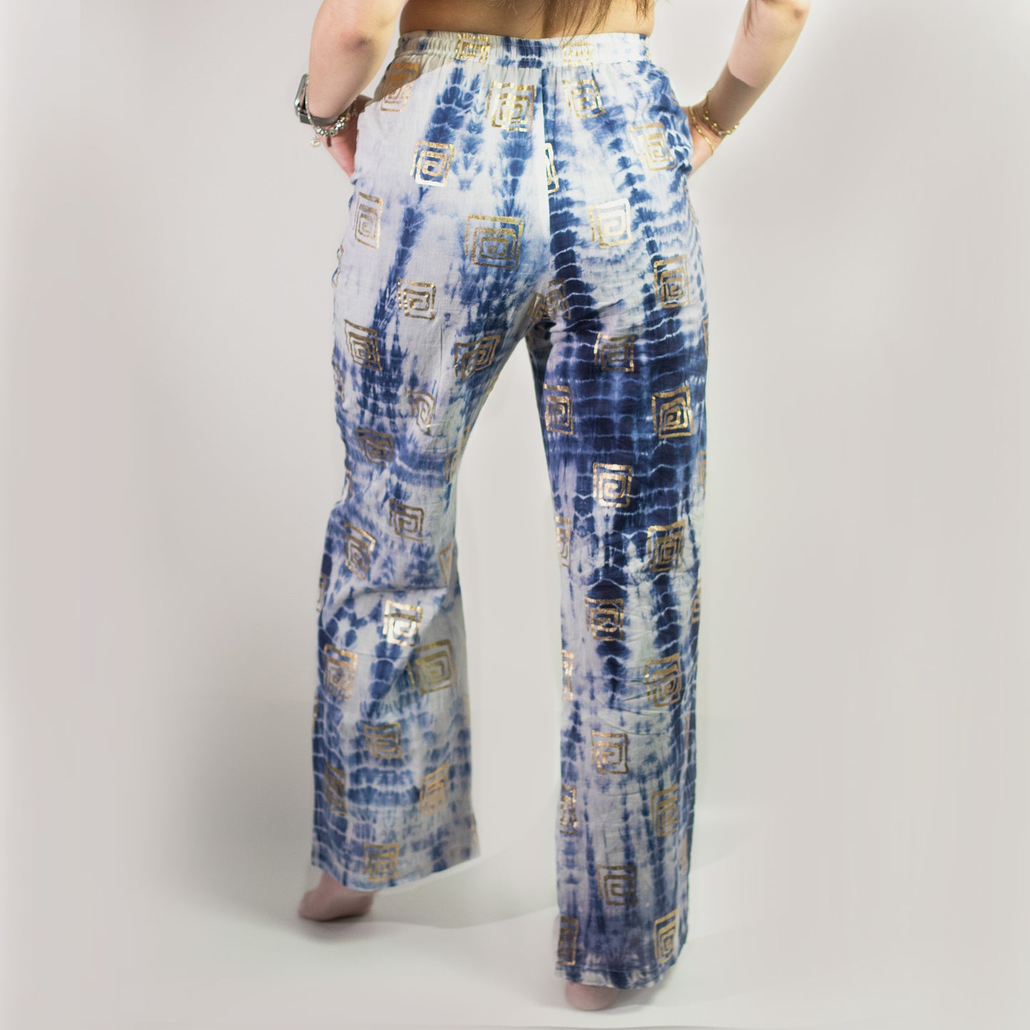 NOMAD SARI ON THE MED - Lounge-Hose - Griechisches Motiv in Gold und Blau – handbemalt M/L