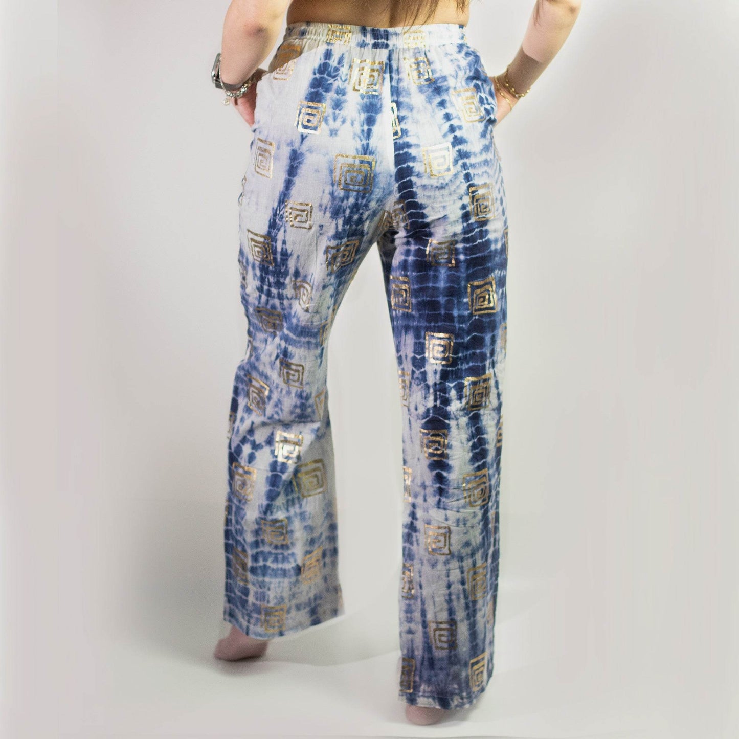 NOMAD SARI ON THE MED - Lounge-Hose - Griechisches Motiv in Gold und Blau – handbemalt L/XL - Hosen - Hauttempel