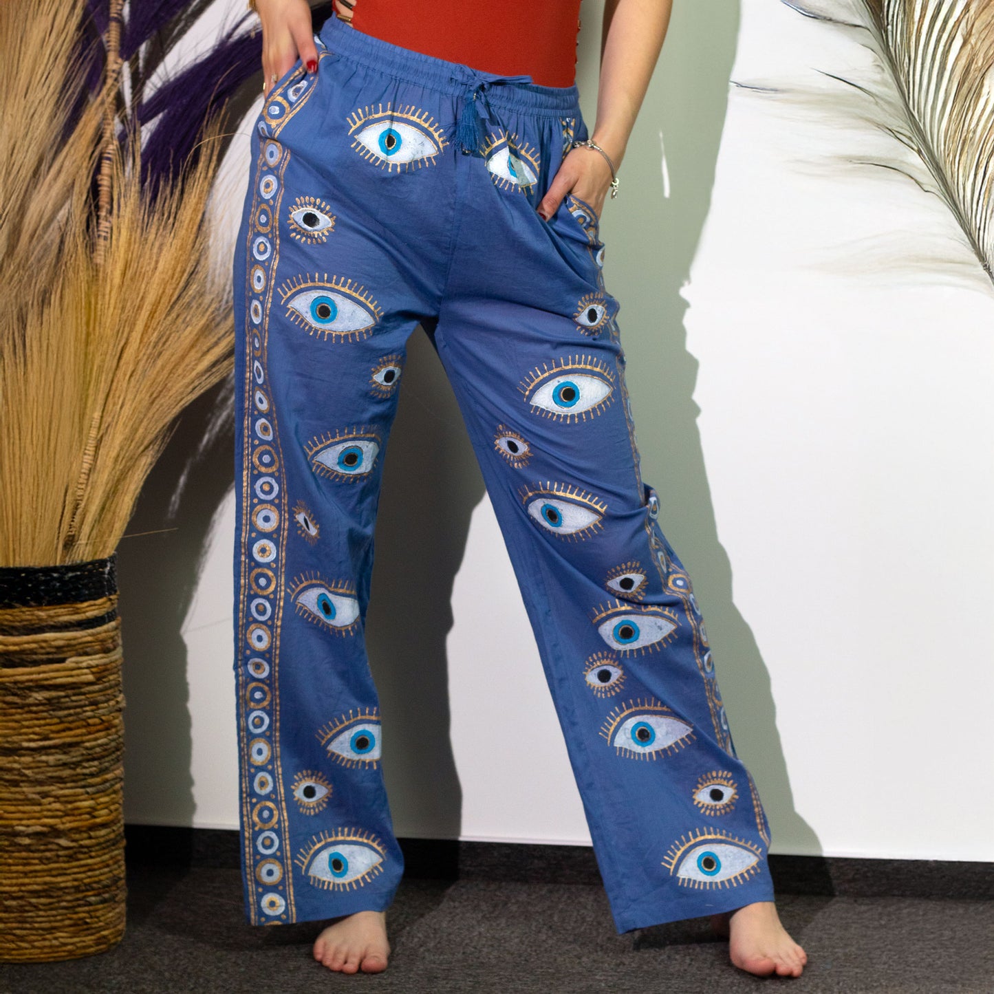 NOMAD SARI ON THE MED - Lounge-Hose - Evil-Eye Motiv in Gold und Blau – handbemalt L/XL