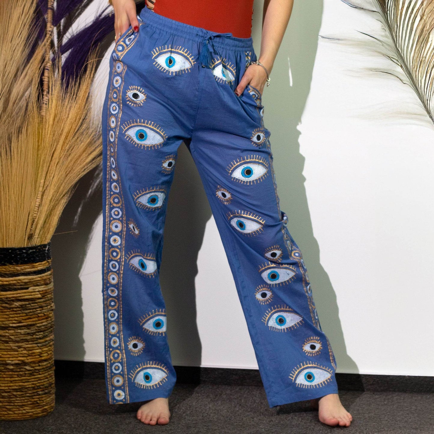NOMAD SARI ON THE MED - Lounge-Hose - Evil-Eye Motiv in Gold und Blau – handbemalt M/L - Hosen - Hauttempel