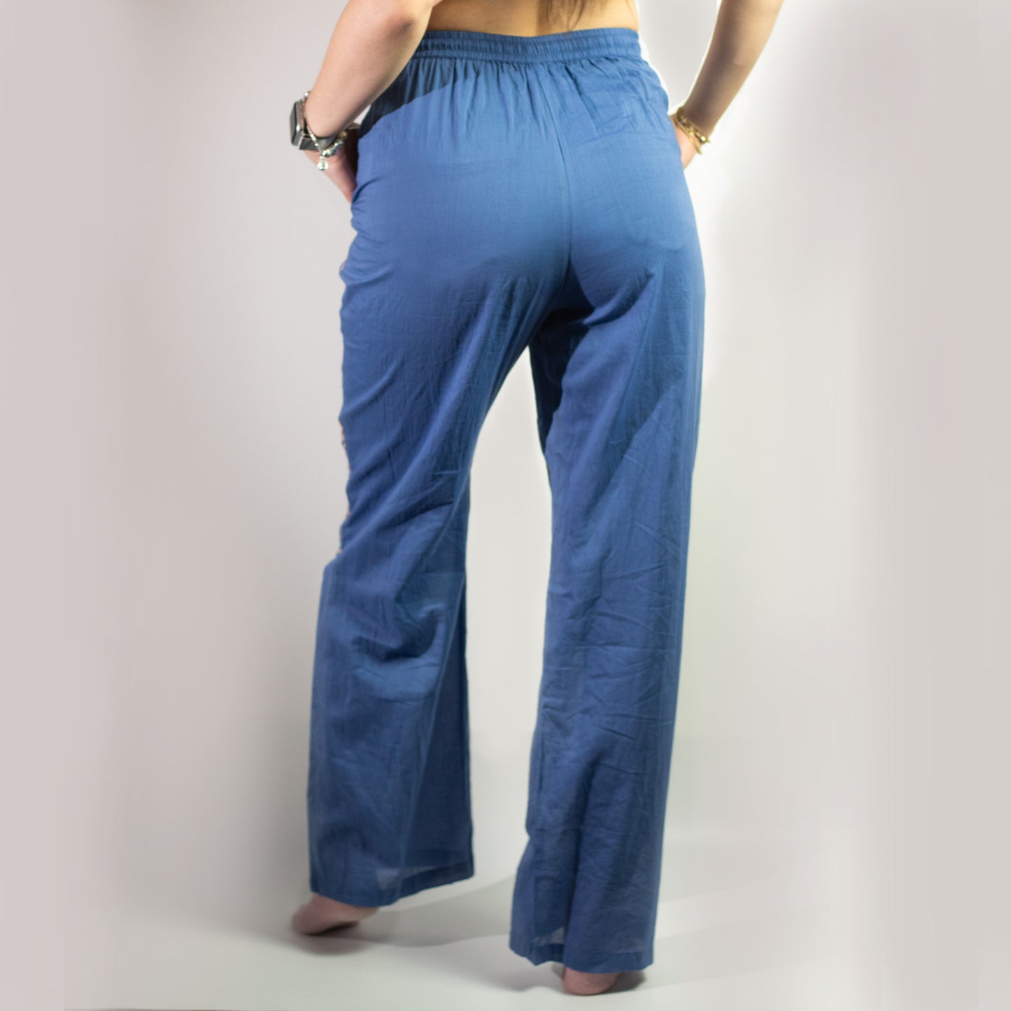 NOMAD SARI ON THE MED - Lounge-Hose - Evil-Eye Motiv in Gold und Blau – handbemalt L/XL
