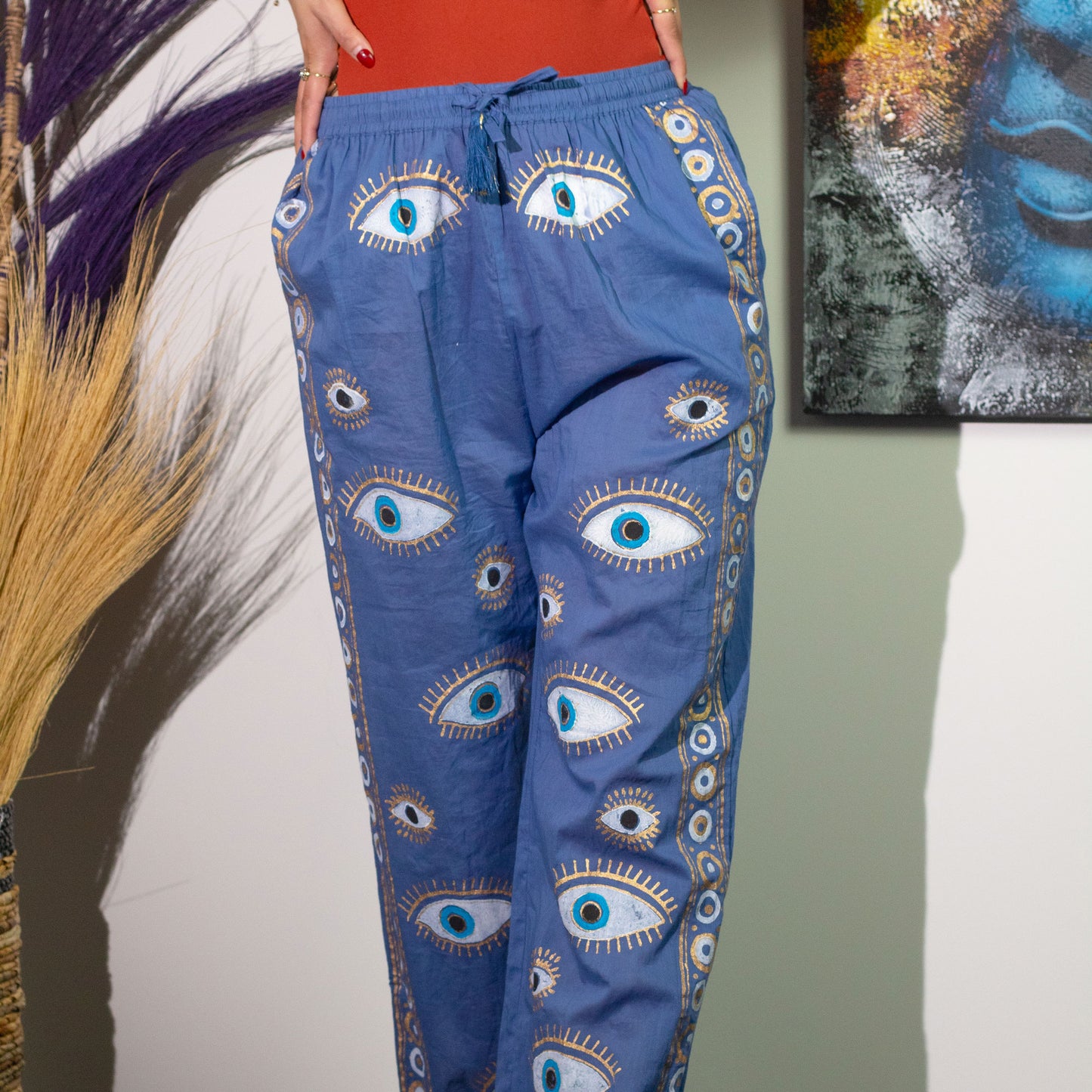 NOMAD SARI ON THE MED - Lounge-Hose - Evil-Eye Motiv in Gold und Blau – handbemalt L/XL