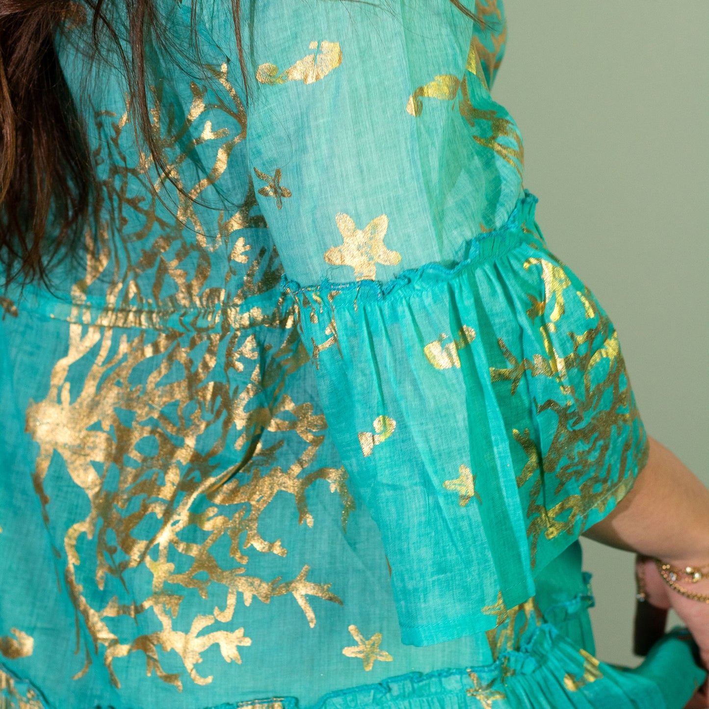NOMAD SARI ON THE MED - Kleid in Türkis und Gold – Korallen Motiv - handbemalt M/L