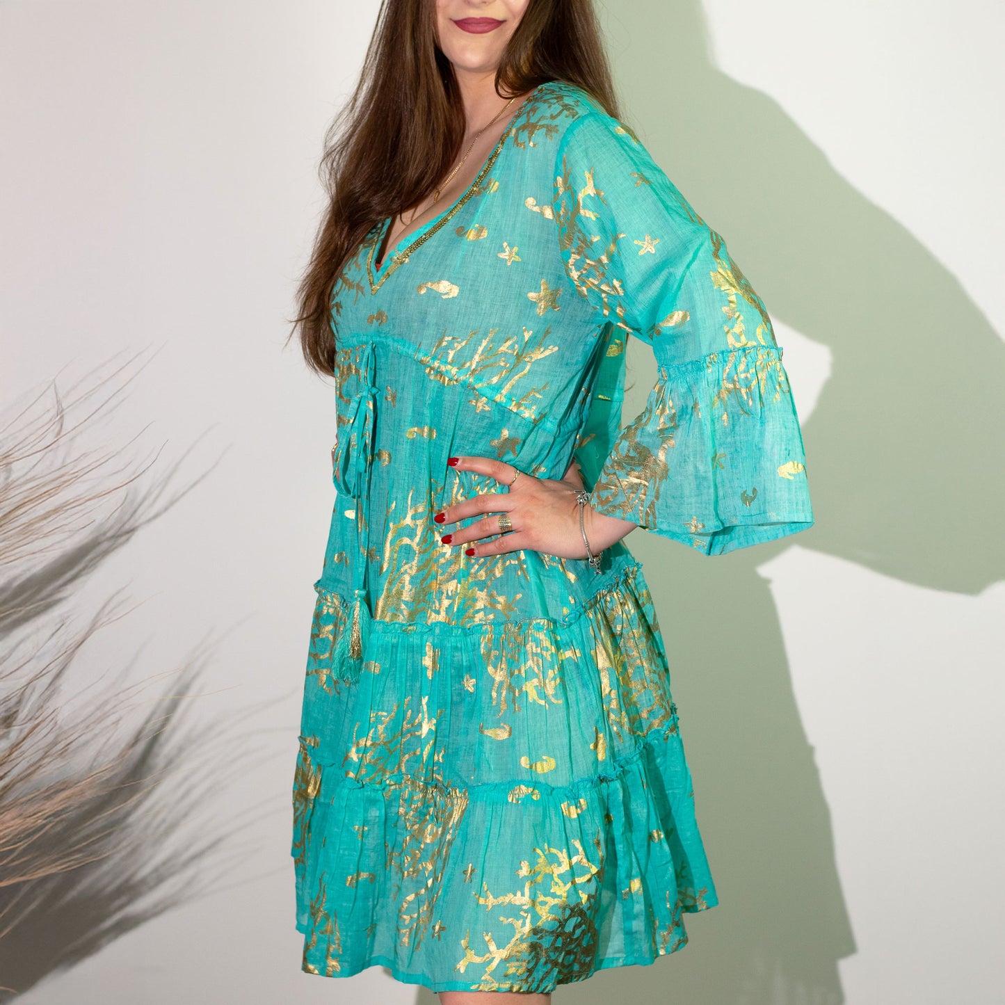 NOMAD SARI ON THE MED - Kleid in Türkis und Gold – Korallen Motiv - handbemalt M/L