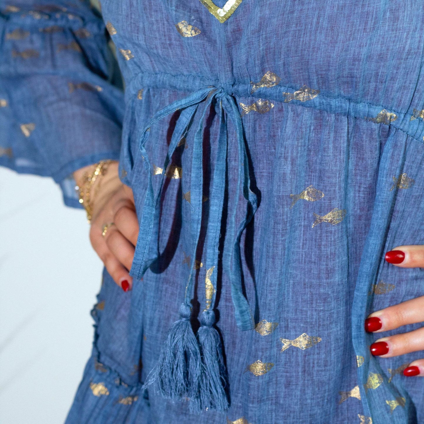 NOMAD SARI ON THE MED - Kleid in Blau und Gold – Goldfisch Motiv - handbemalt L/XL - Kleid - Hauttempel