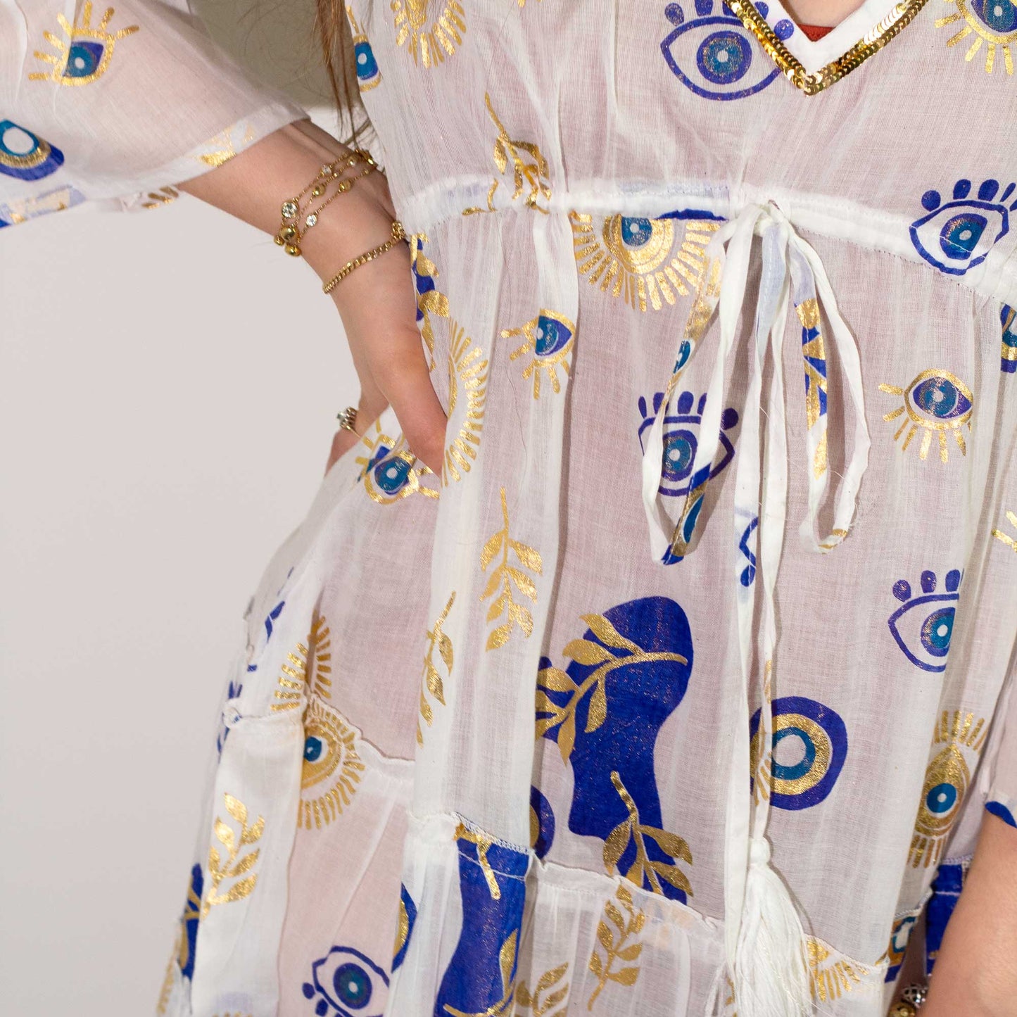 NOMAD SARI ON THE MED - Kleid in Weiß, Blau und Gold – Evil-Eye Motiv - handbemalt L/XL