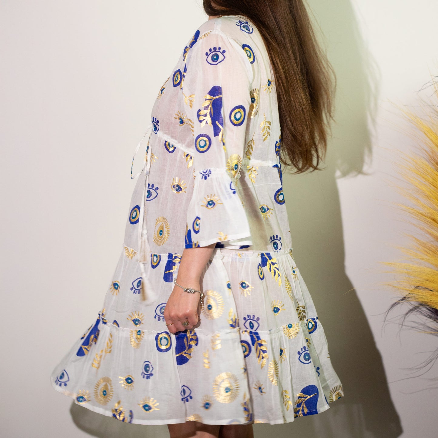NOMAD SARI ON THE MED - Kleid in Weiß, Blau und Gold – Evil-Eye Motiv - handbemalt L/XL