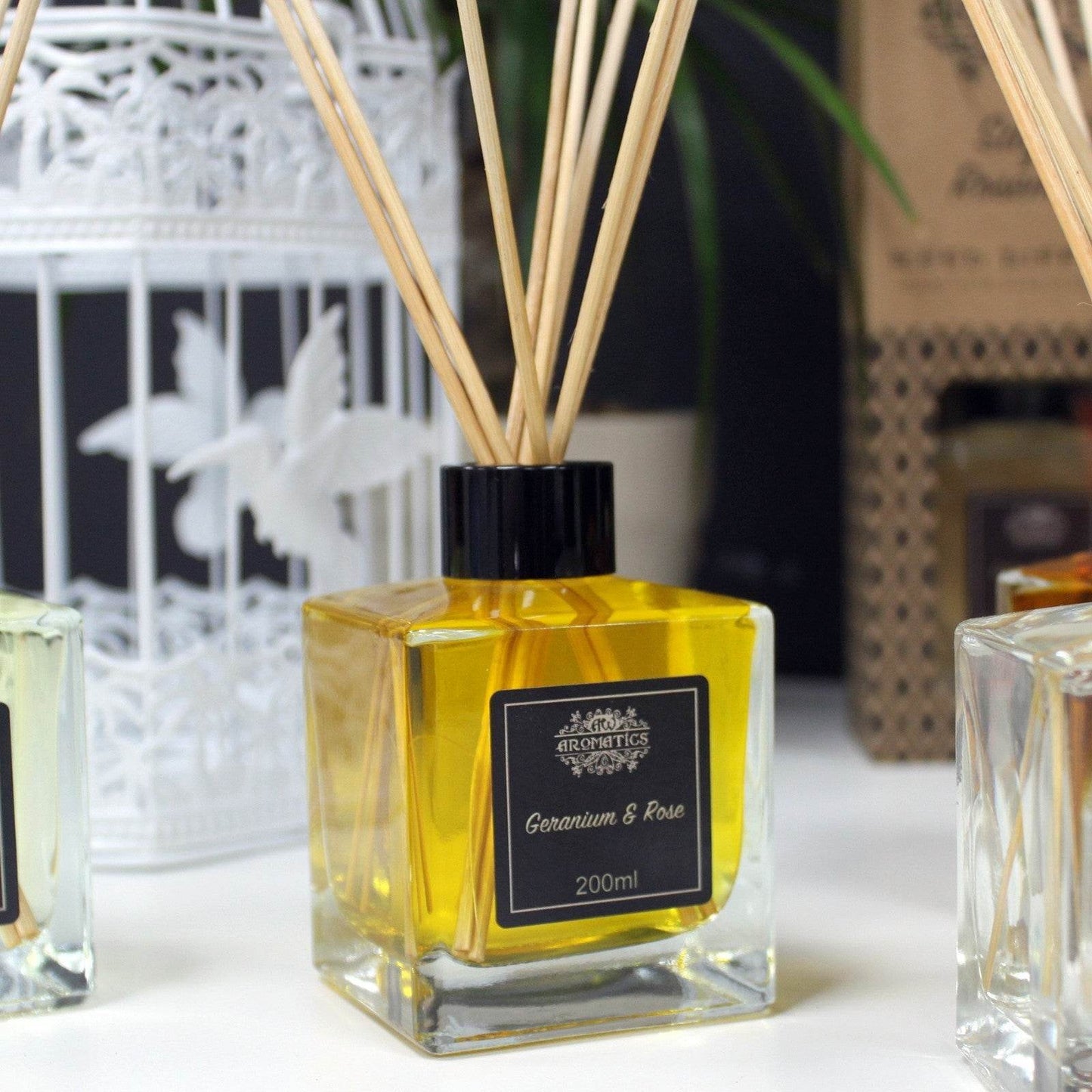 Geranie & Rose Ätherisches Öl Rattanstäbchen Diffusor 200ml - Rattanstäbchen-Diffusor - Hauttempel