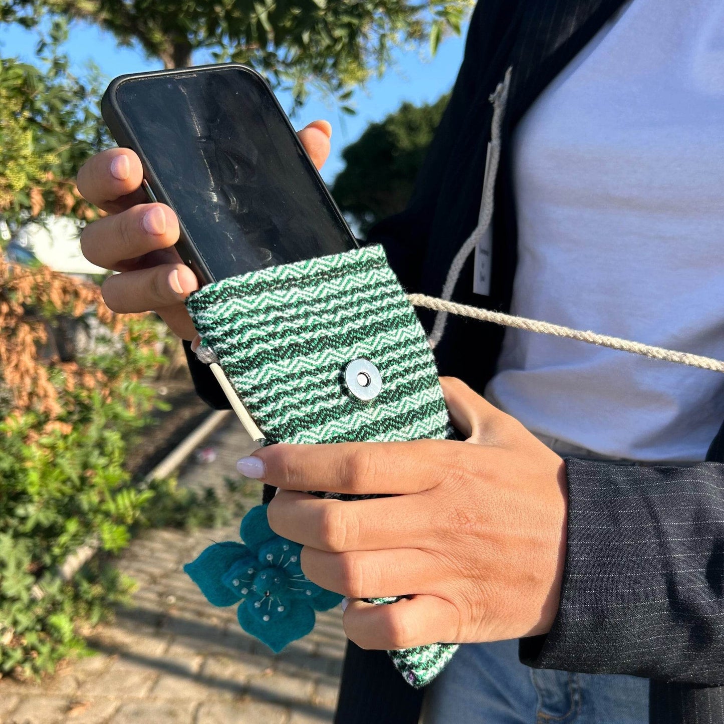 Handytasche - Grüne Streifen & Blumendekor - Handytasche - Hauttempel