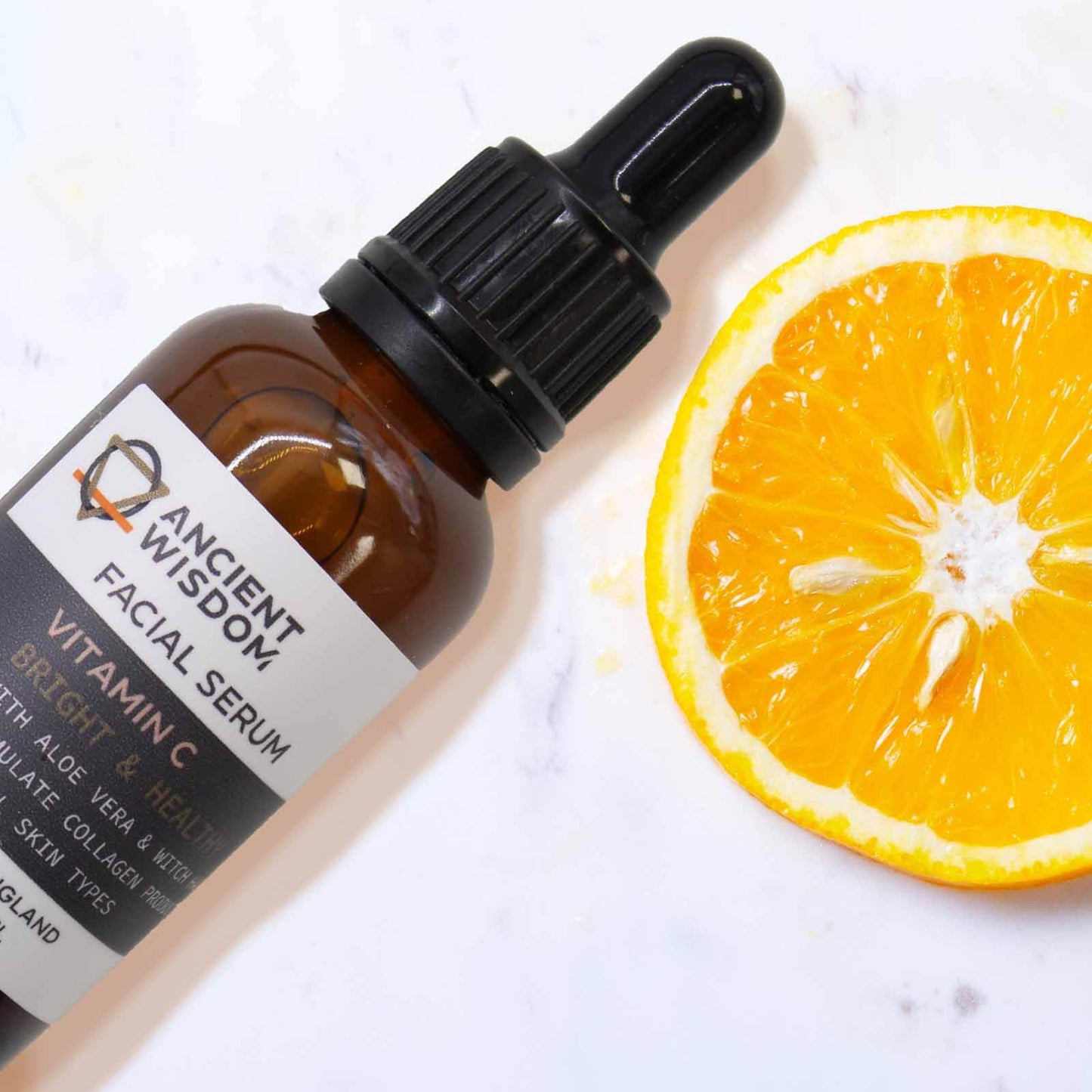Vitamin C Gesichtsserum – Flasche mit Orangenscheibe arrangiert