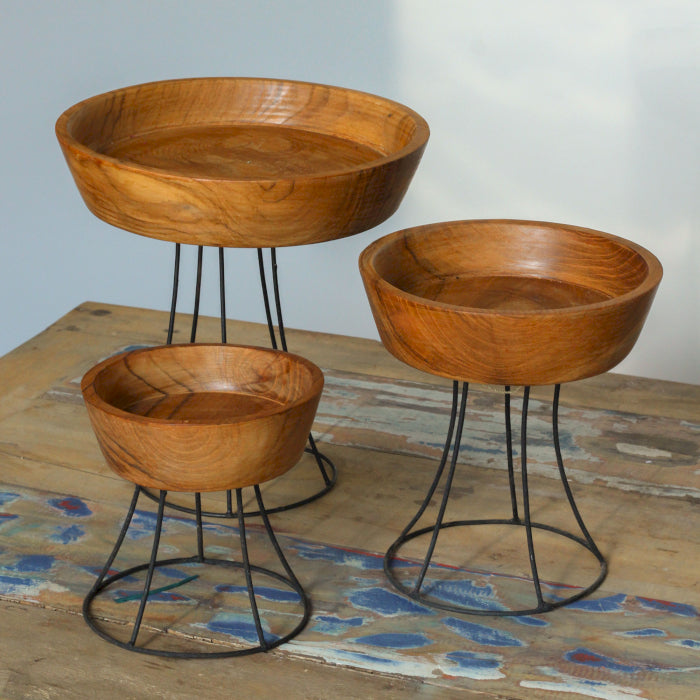 Set mit 3 Teakholzschalen auf Metallständern