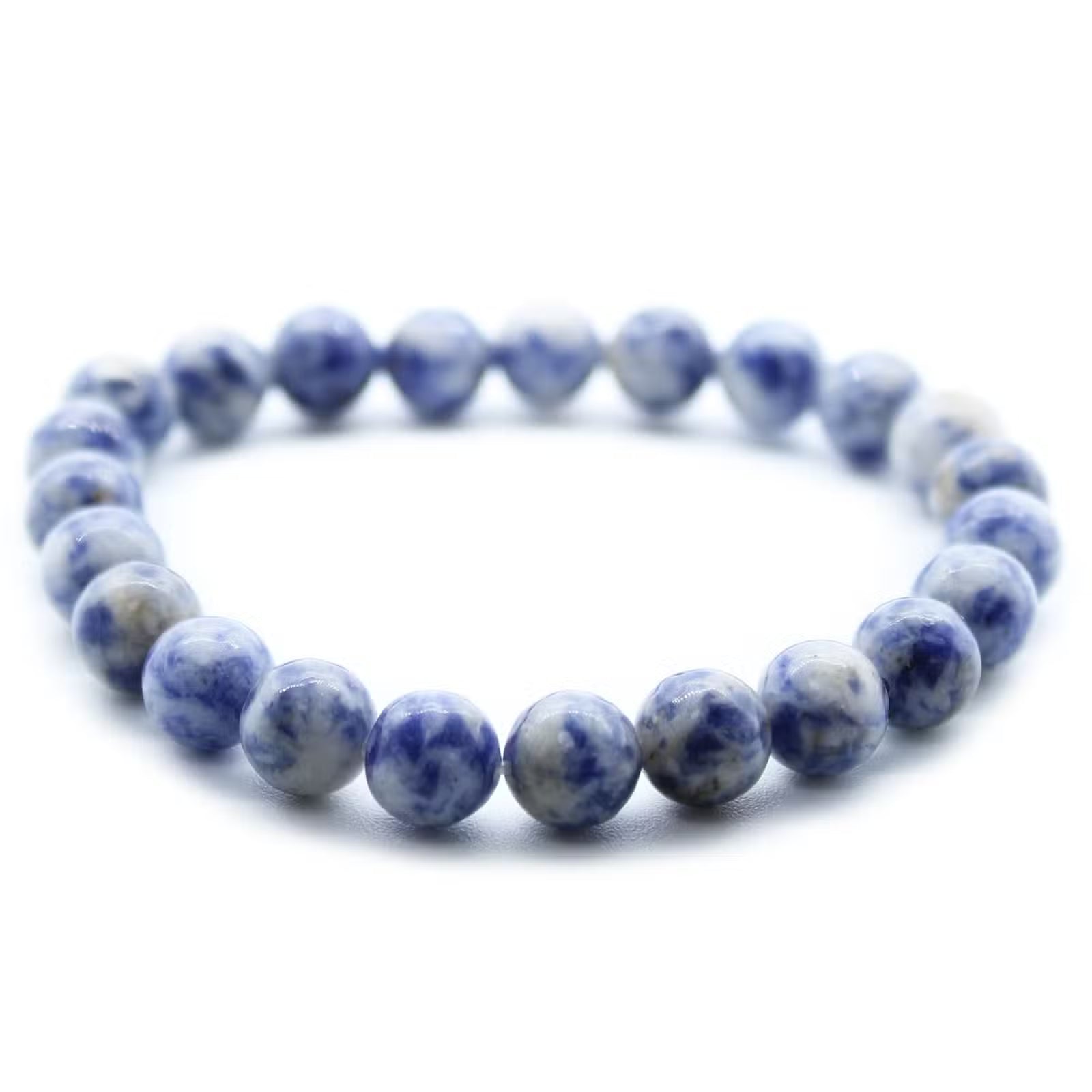 Edelstein-Kraftarmband Sodalith – blau-weißes Perlenarmband, Freisteller