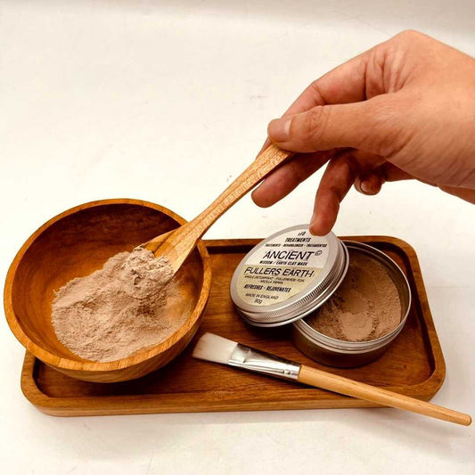 Handgefertigtes Teakholz Spa-Set mit Schüssel und Werkzeugen für Tonerdemasken und Wachs-Haarentfernung, langlebig, Indonesien, Ancient Wisdom, Anwendungsbeispiel