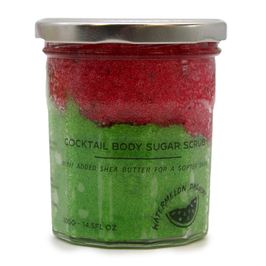Zuckerkörperpeeling mit Wassermelonen-Daiquiri-Duft, Peeling-Kristalle in rosa und grüner Farbgebung, in durchsichtigem Behälter mit silberfarbenen Deckel