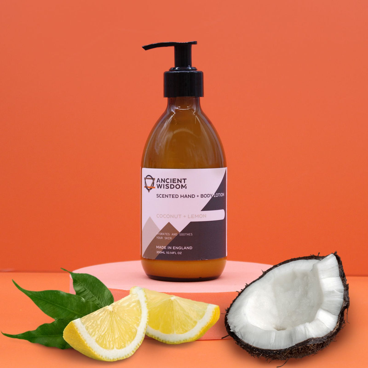 Hand- & Body Lotion Kokosnuss und Zitrone – auf Podest mit Zitronenscheiben und Kokosnussstück arrangiert