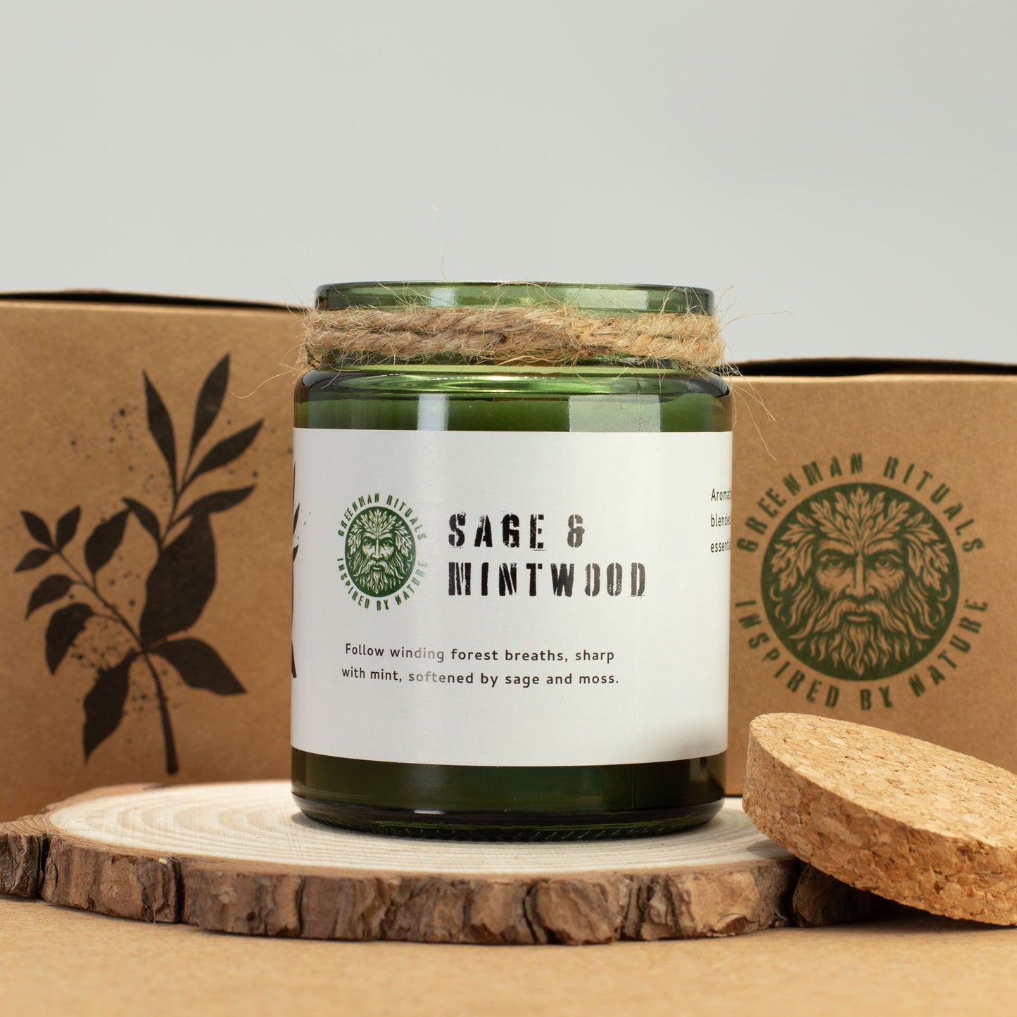 Greenman Woodwick Duftkerze Salbei und Minze – auf Baumscheibe arrangiert mit Korkdeckel und Verpackung