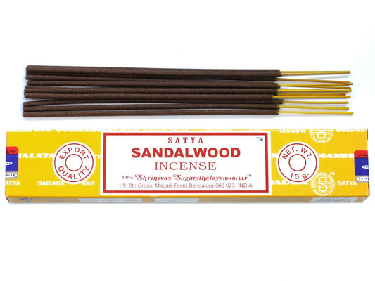Satya Räucherstäbchen Sandelholz – Verpackung mit Stäbchen, Freisteller