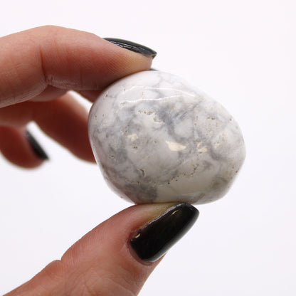 Beutel mit 6 großen afrikanischen Trommelsteinen - Weißer Howlith