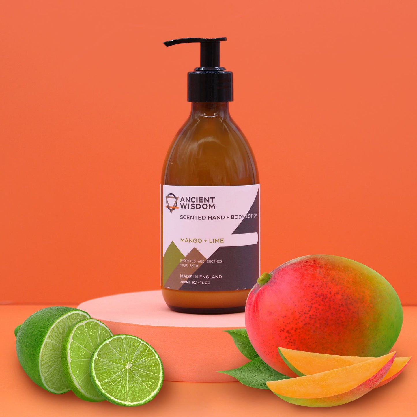 Hand- & Body Lotion Mango und Limette – auf Podest mit Limettenscheiben und Mango arrangiert