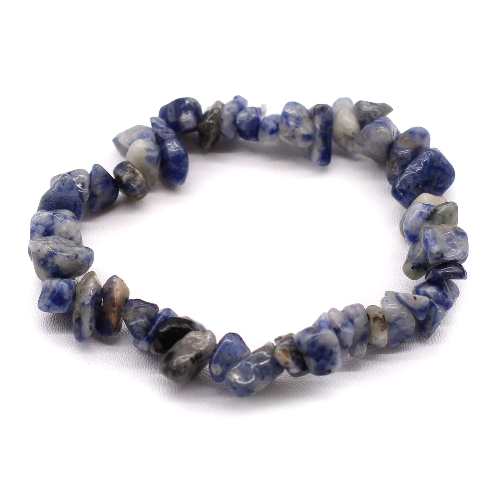 Edelsteinarmband Sodalith – blau-weißes Perlenarmband, Freisteller