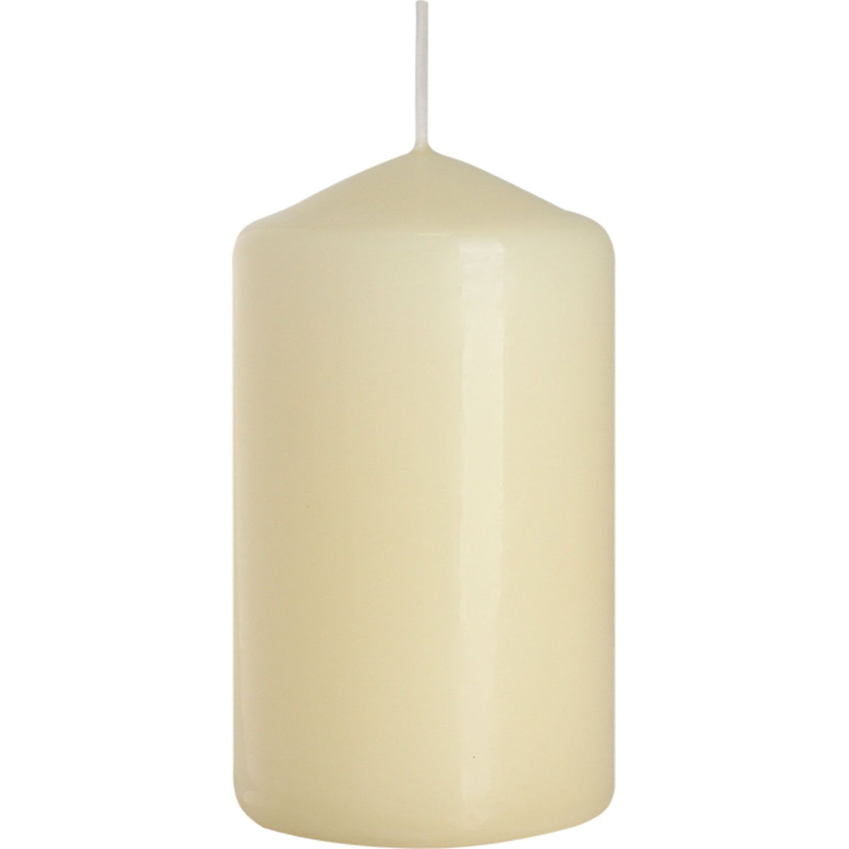 Cremefarbene Stumpenkerze 60 × 100 mm, Freisteller