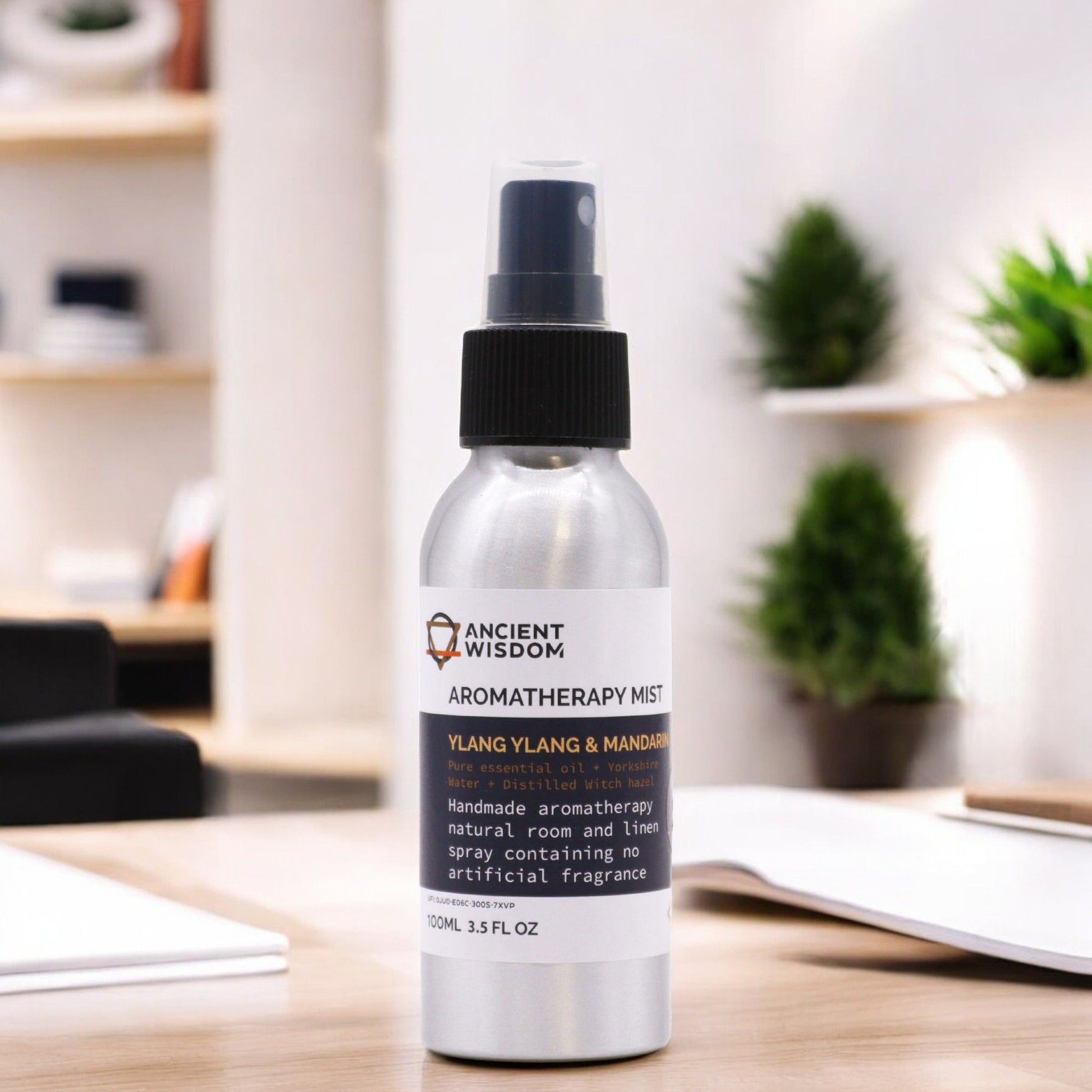 Aromatherapie Raumspray Ylang-Ylang und Mandarine – Stimmungsbild auf Tisch
