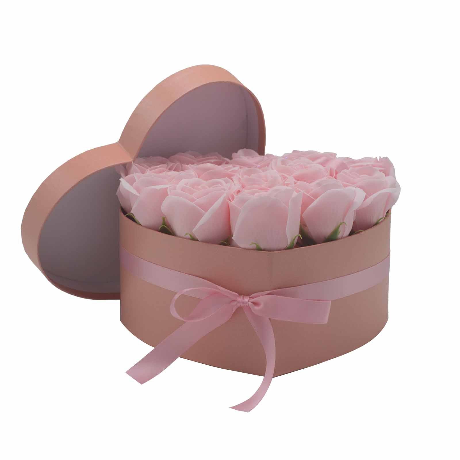 Seifenblumen Herzbouquet 13 Rosen Rosa – geöffnete Box mit angelehntem Deckel