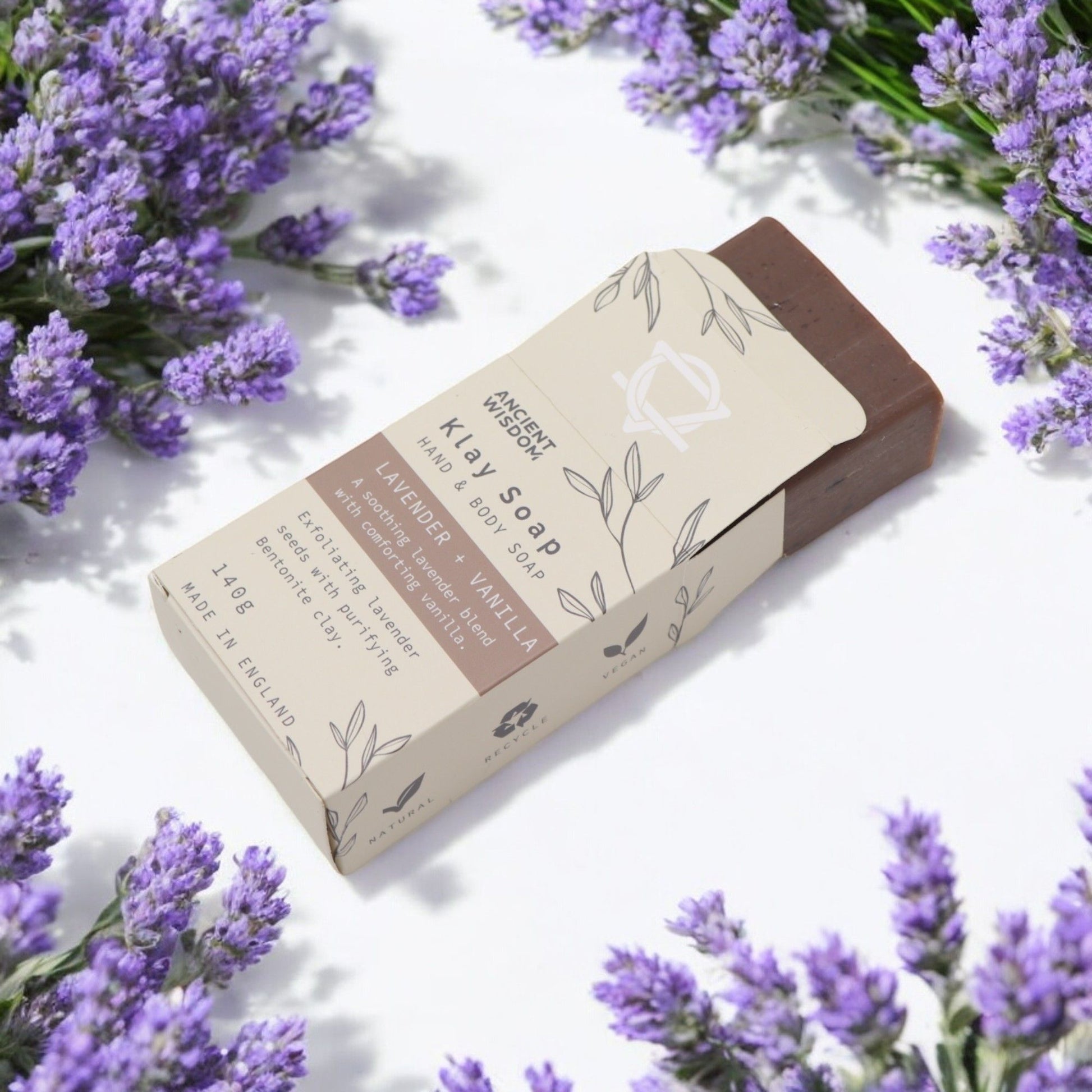 Tonerde-Seife Lavendel und Vanille – Stimmungsbild mit Arrangement