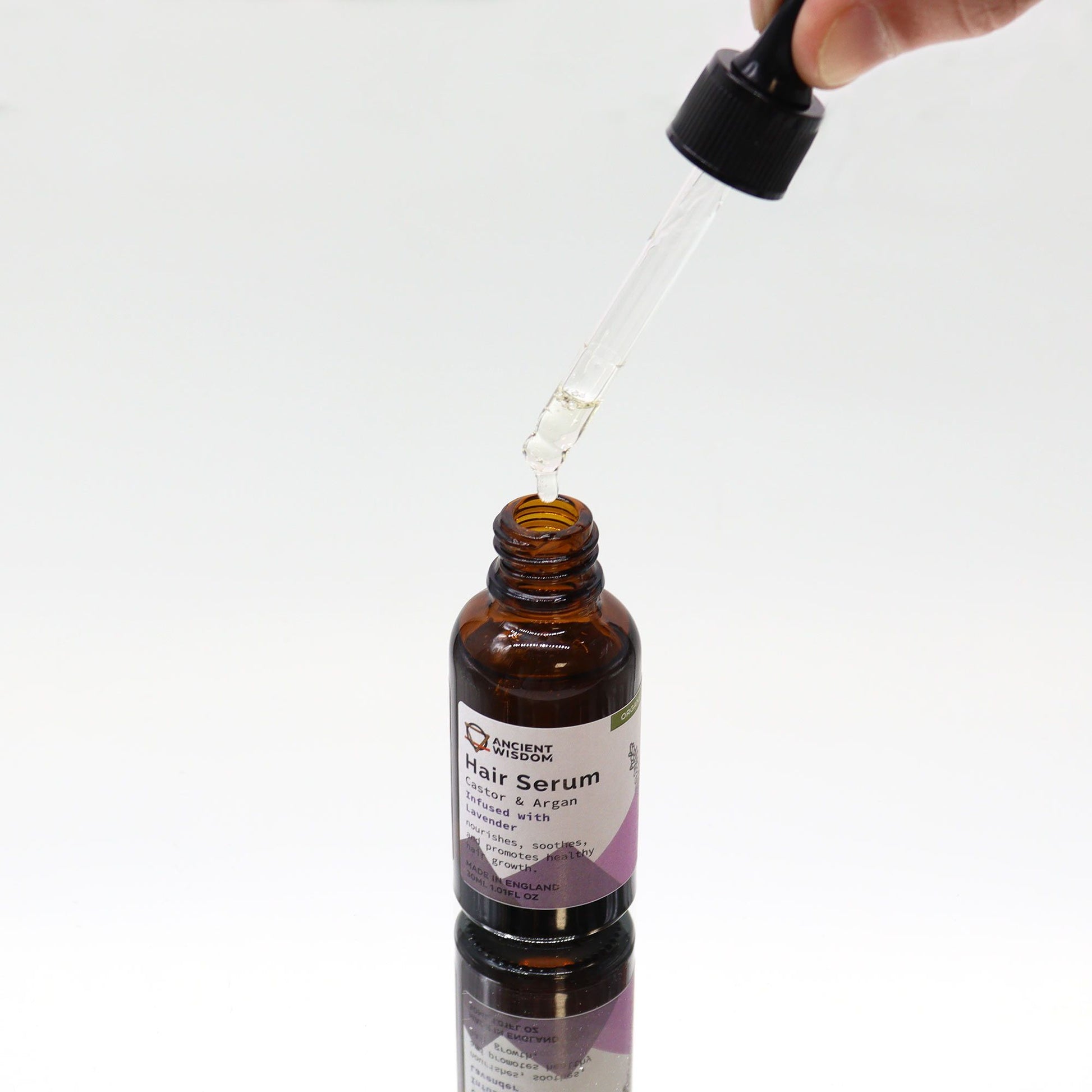 Haarserum Lavendel – Glasflasche mit Tropfer darüber gehalten