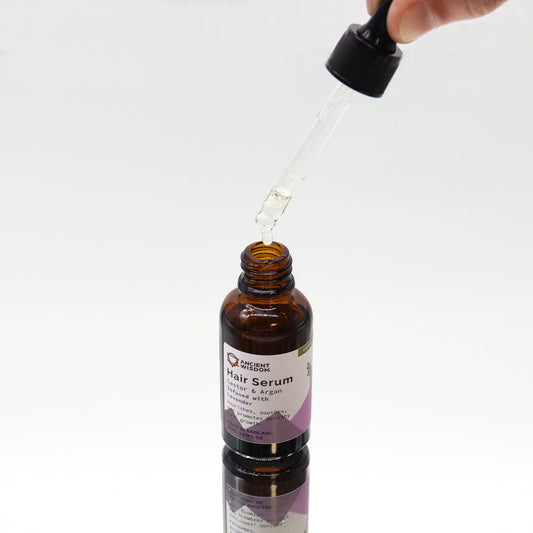 Haarserum Lavendel – Glasflasche mit Tropfer darüber gehalten