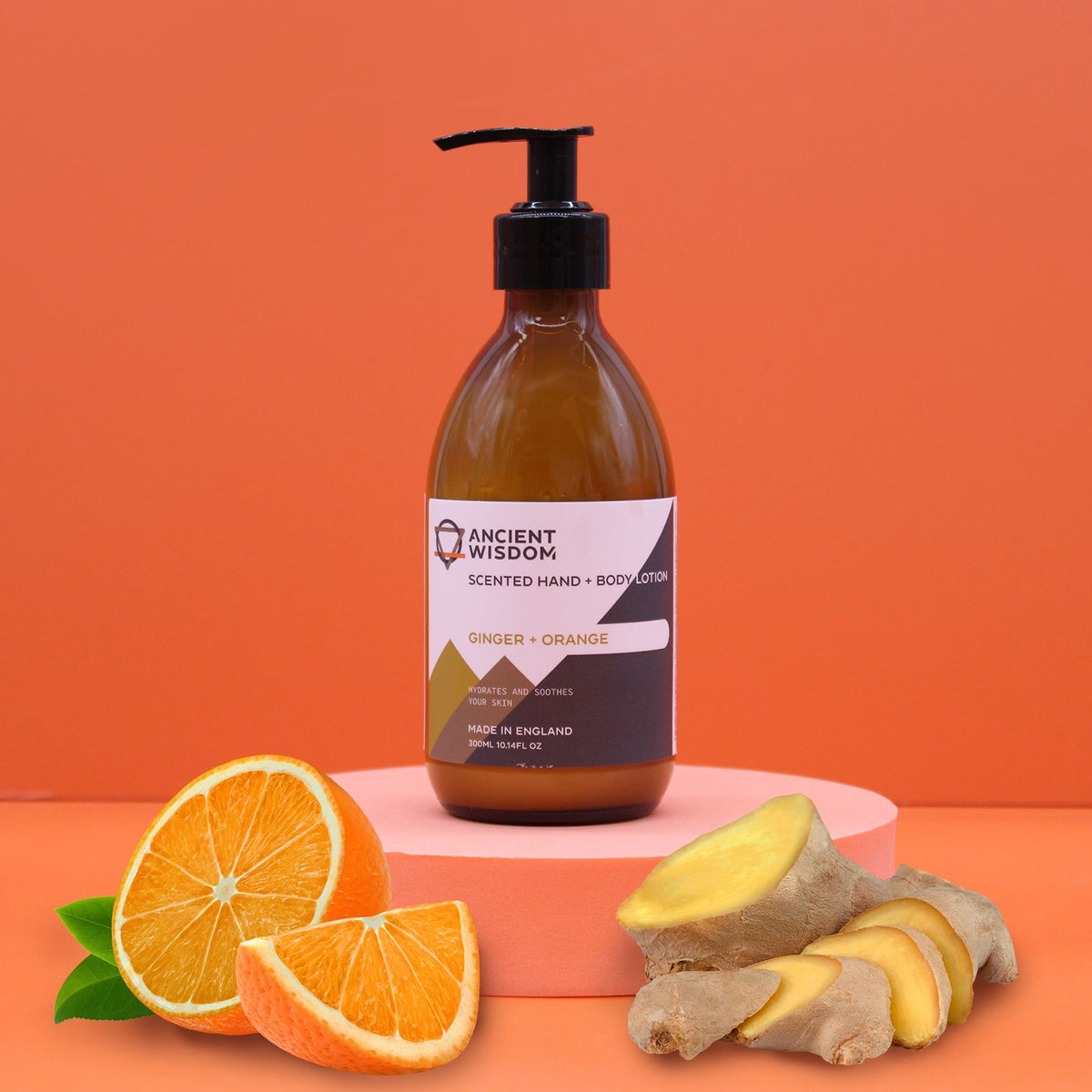 Hand- & Body Lotion Ingwer und Orange – auf Podest mit Orangen und Ingwer arrangiert