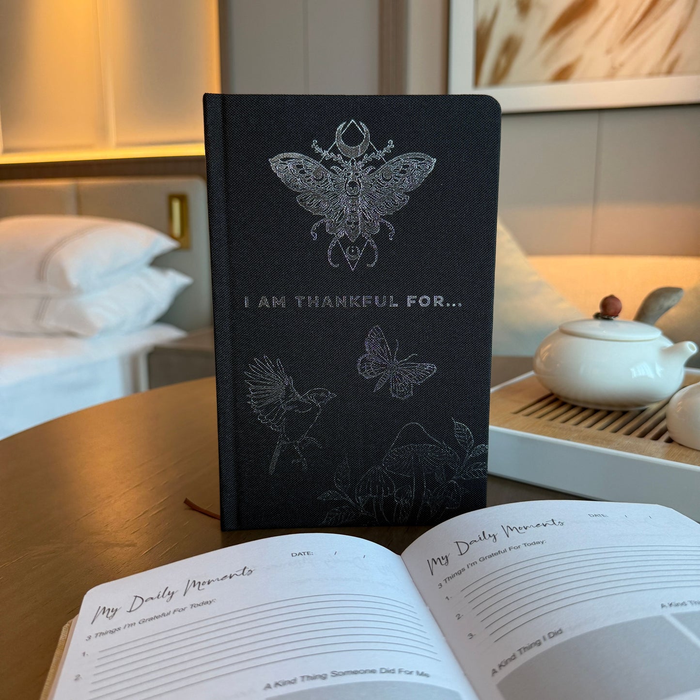Dankbarkeitstagebuch I Am Thankful For – aufgeschlagen auf Tisch mit Deko